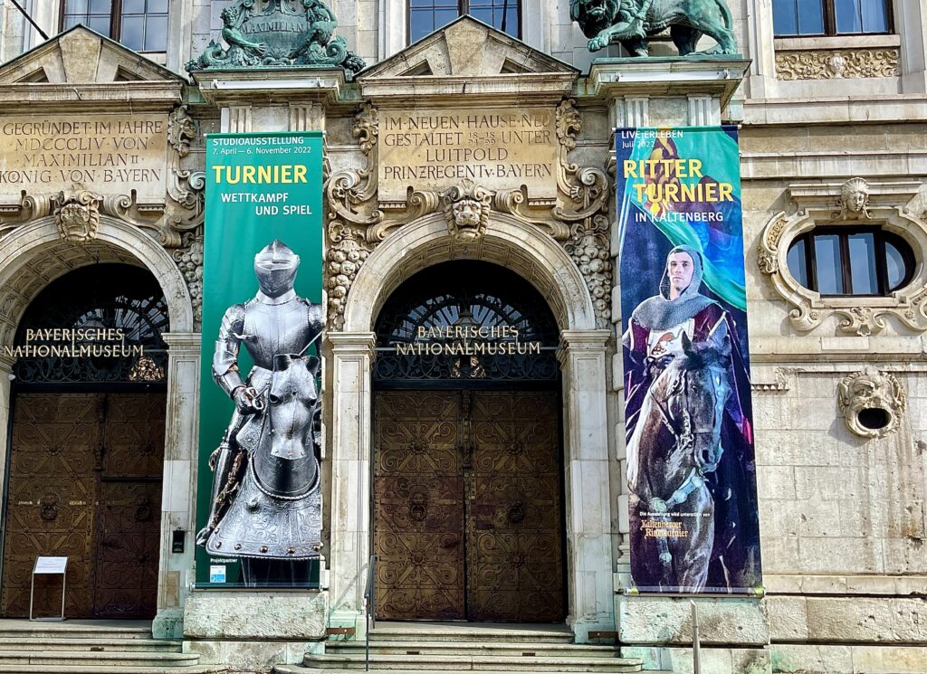Bis Anfang November 2022 läuft im Bayerischen Nationalmuseum in München eine Studioausstellung mit dem Titel „Turnier. Wettkampf und Spiel“. In der Ausstellung setzt sich das Museum mit der historischen Dimension und kulturellen Bedeutung der Wettkämpfe auseinander. Unterstützt wird die Studioausstellung vom Kaltenberger Ritterturnier, das im Juli als größtes Ritterturnier der Neuzeit auf Schloss Kaltenberg stattfindet.