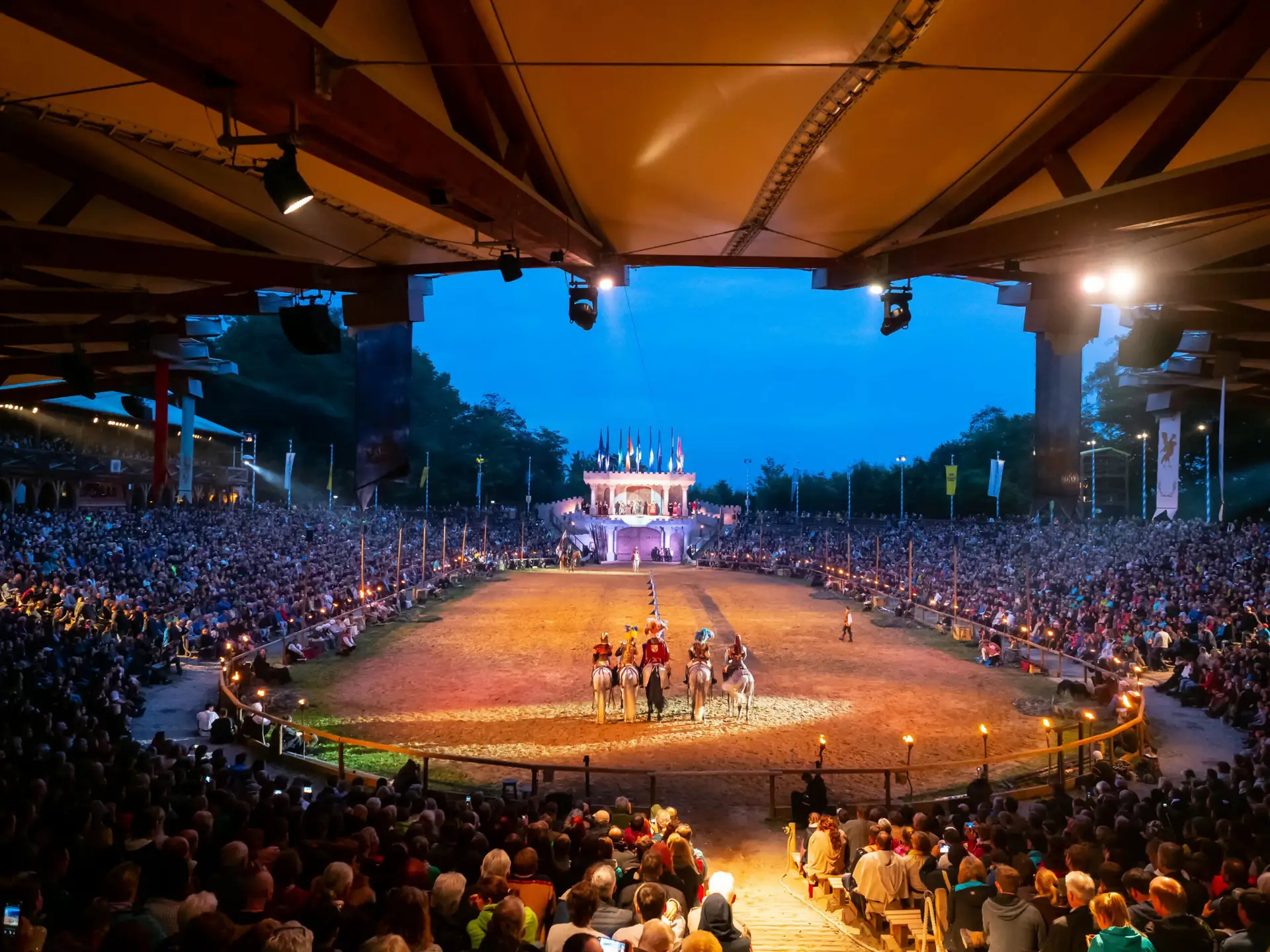 Kaltenberg Arena in der Abendstimmung