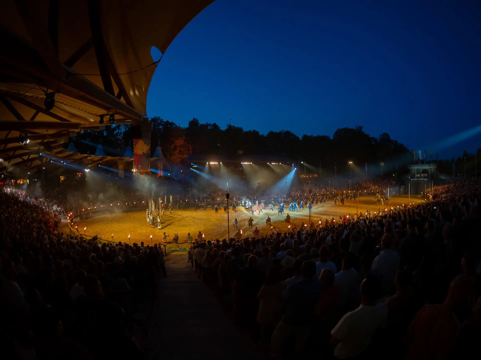 Kaltenberg Arena in der Nacht Stimmung