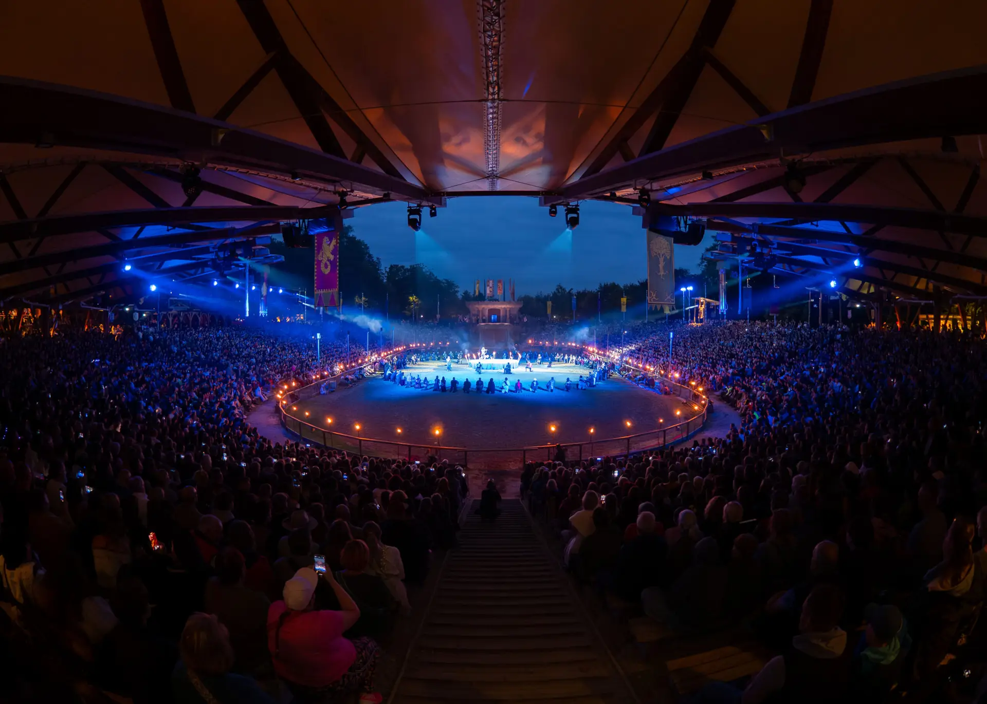 Kaltenberg Arena in der Nacht Stimmung