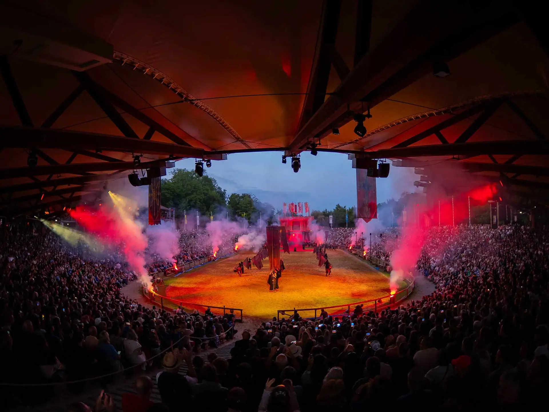 Kaltenberg Arena in der Nacht Stimmung mit Rauch